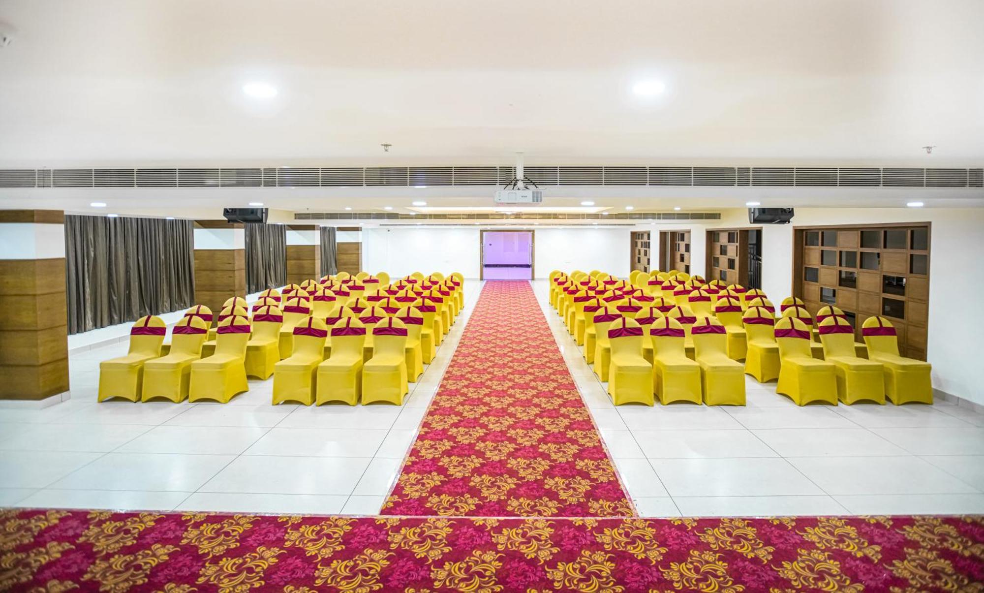Готель Kkm International Thiruvananthapuram Екстер'єр фото